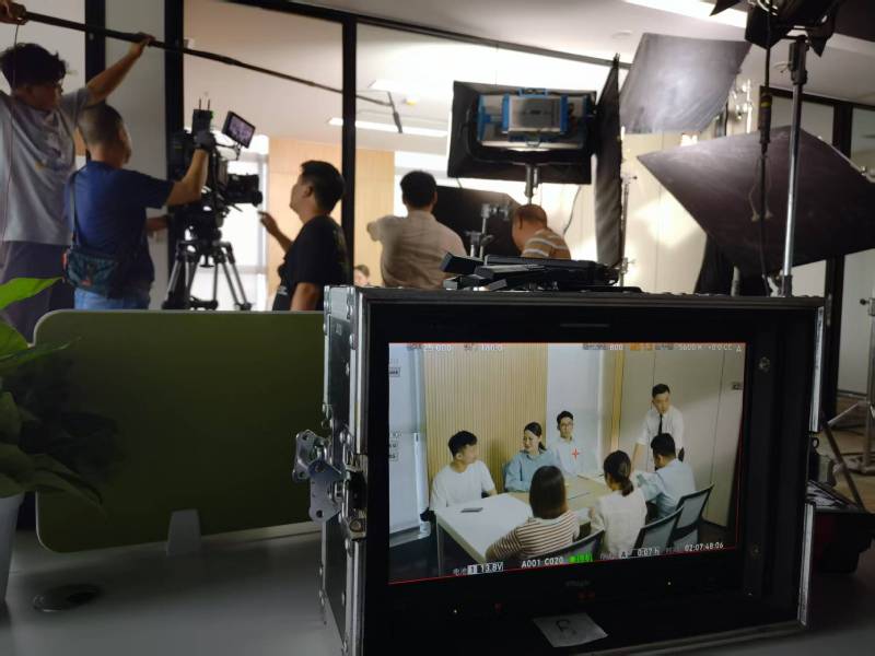 双峰县TVC拍摄公司：科技产品视觉化大师，诠释未来感与功能美学